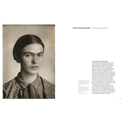 Книга на английском языке "Frida Kahlo: Her Universe", Jessica Maricarmen Serrano Bandala, Gerardo Estrada - 2