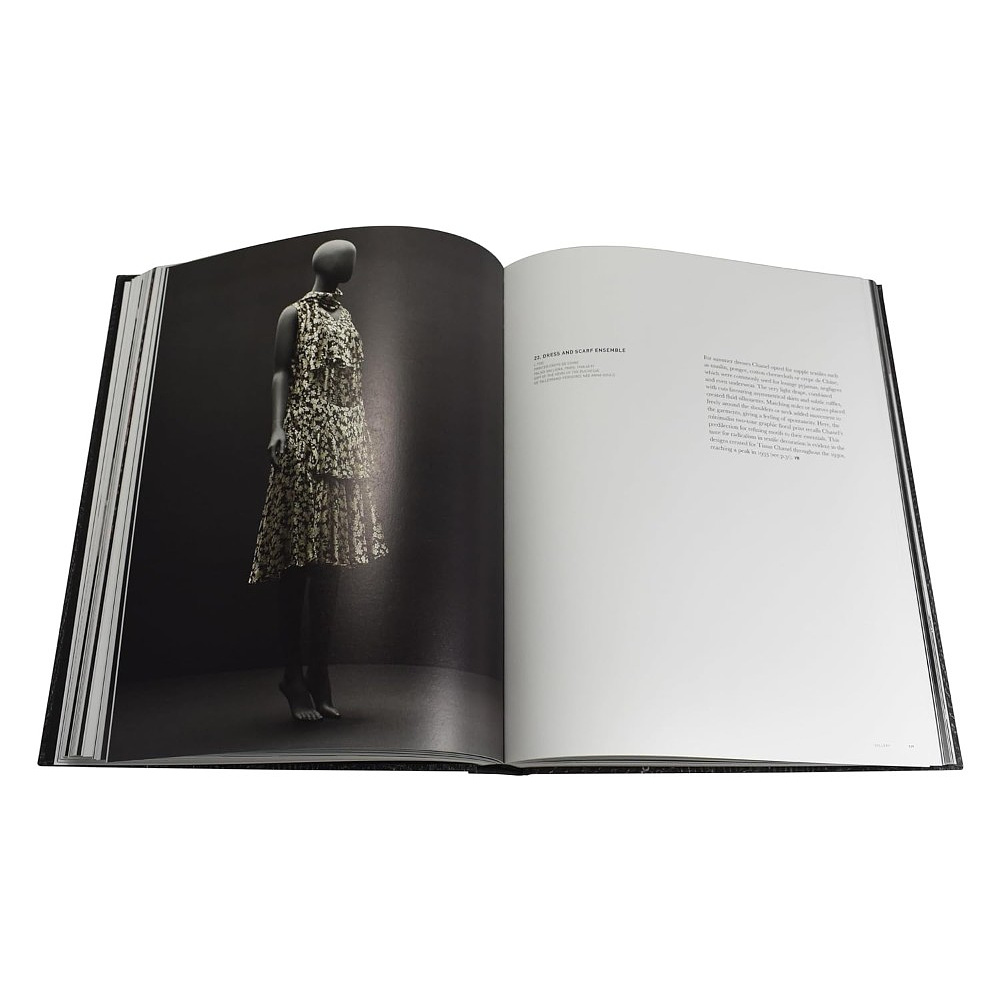 Книга на английском языке "Gabrielle Chanel. 60 Years of Fashion" - 14