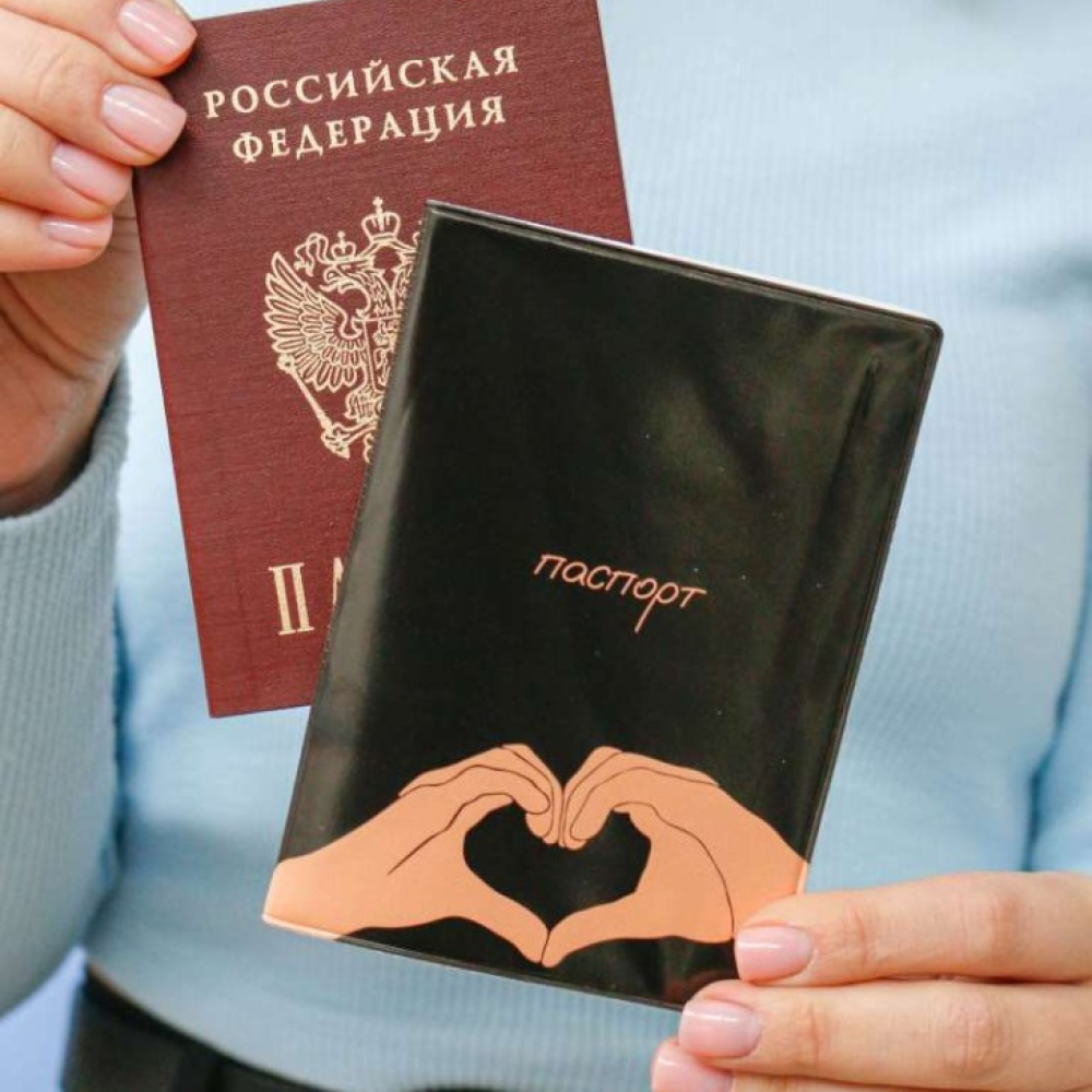 Обложка для паспорта "Heart in my hand", черный - 5