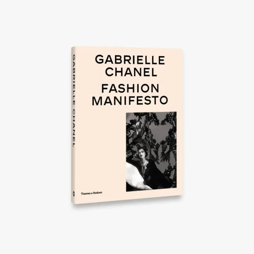 Книга на английском языке "Gabrielle Chanel: Fashion Manifesto", Miren Arzalluz, Véronique Belloir
