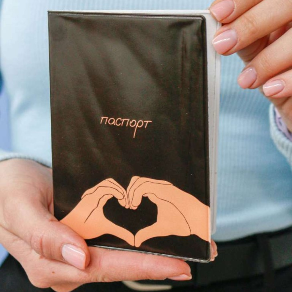 Обложка для паспорта "Heart in my hand", черный