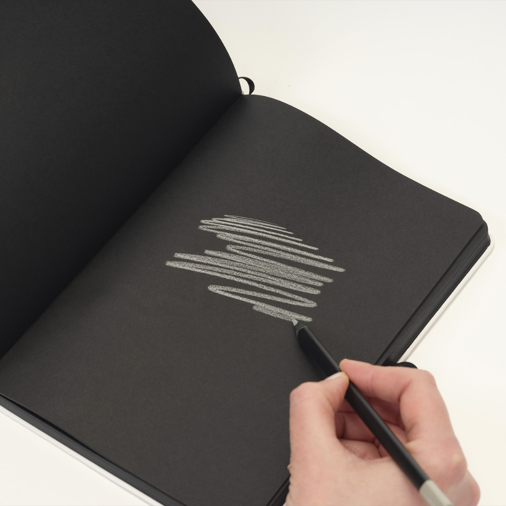 Блокнот "Doodle black and white", А5, 96 листов, белый, срез черный