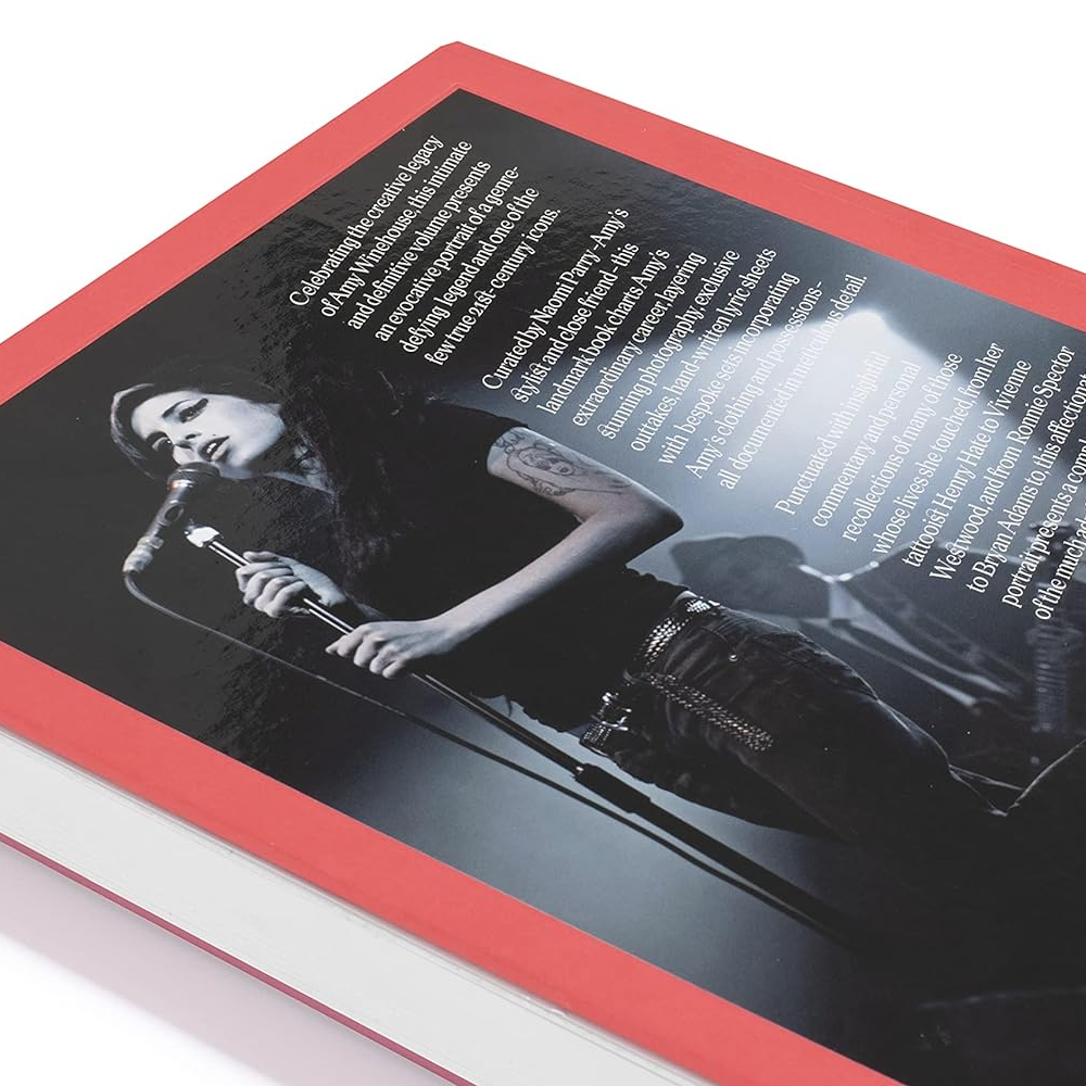 Книга на английском языке "Amy Winehouse: Beyond Black", Naomi Parry - 6
