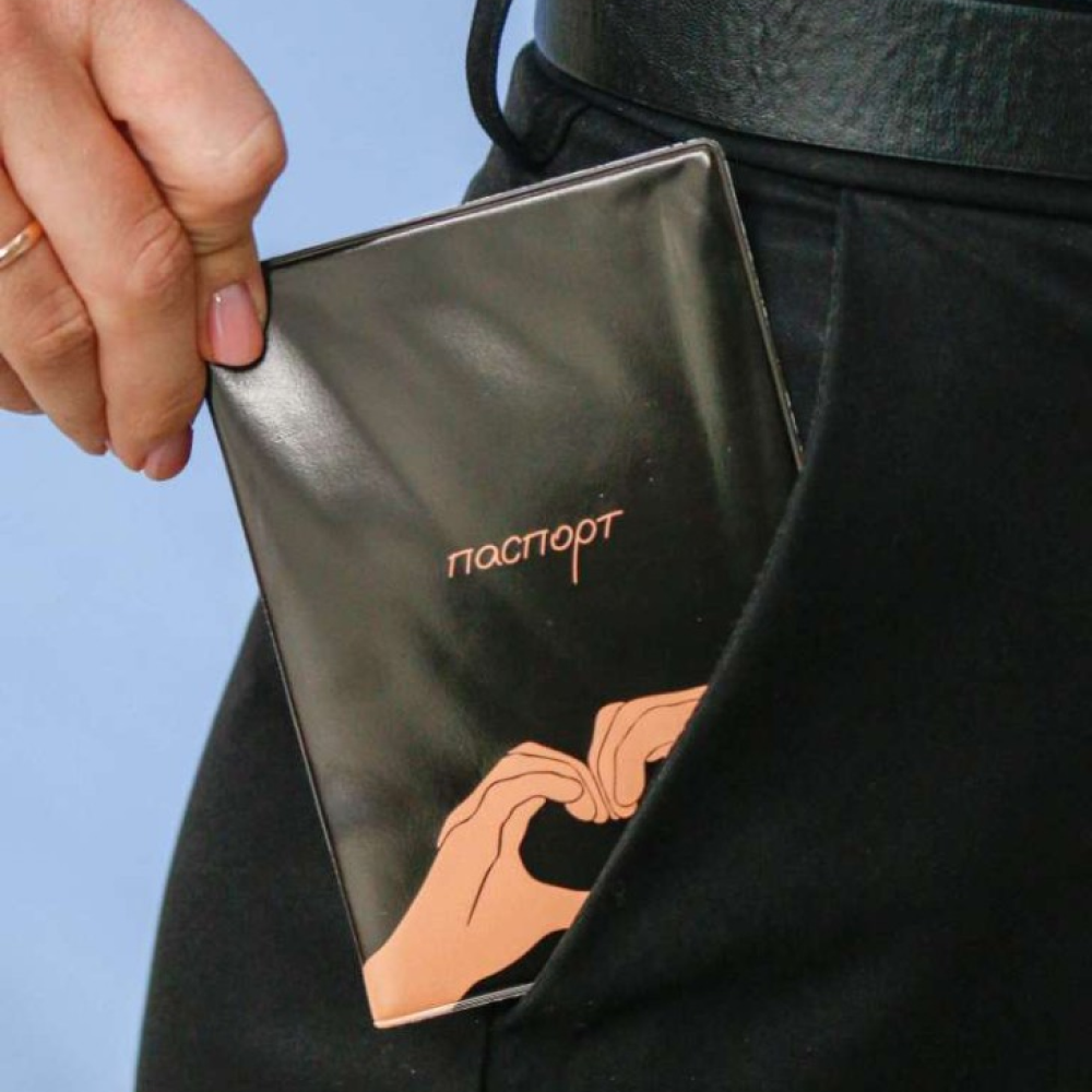Обложка для паспорта "Heart in my hand", черный - 4