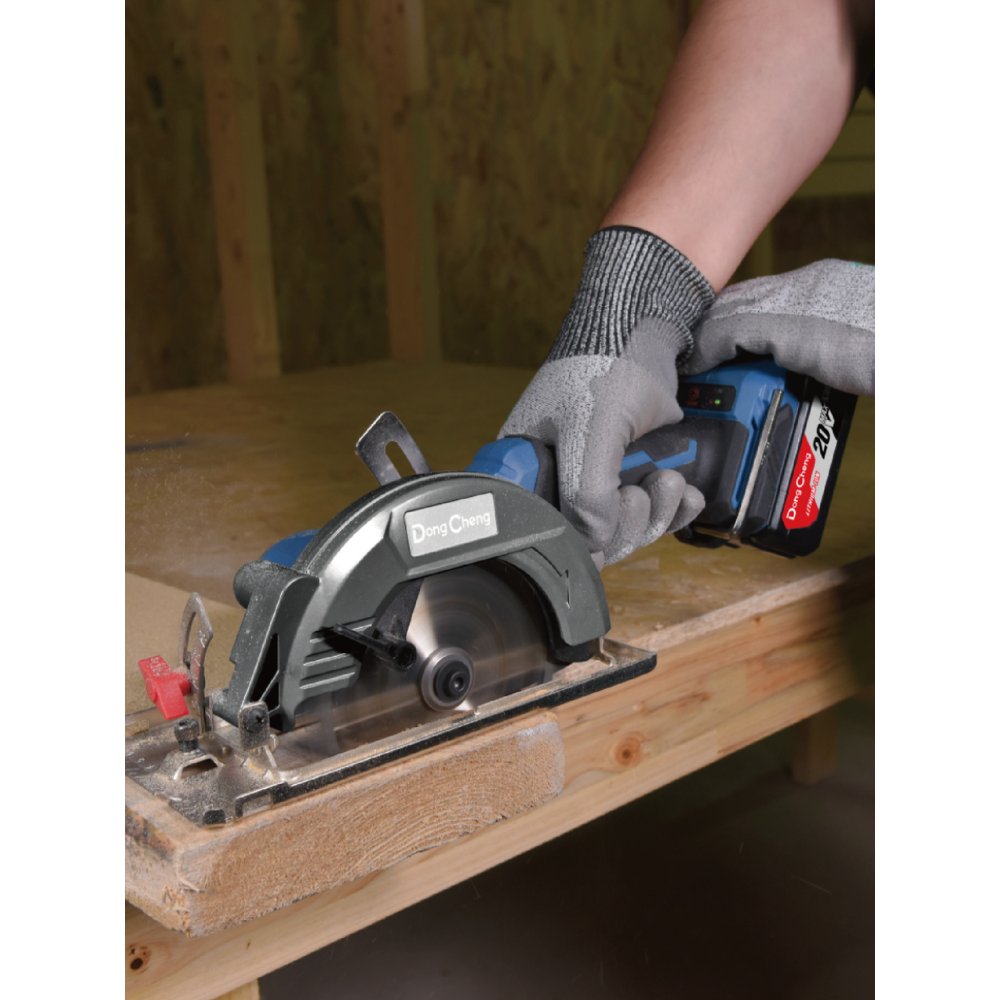 Пила циркулярная DongCheng DCMY140S (TYPE EM), 20 В, 140 мм, 2 АКБ, 4 Ач, З/У 2 А