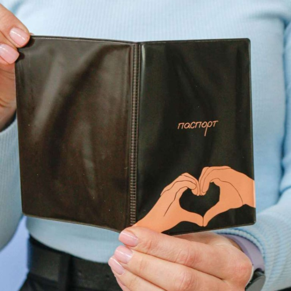 Обложка для паспорта "Heart in my hand", черный - 3